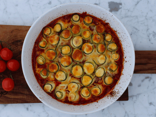 Squashruller med ricotta i tomatsaus i hvit form på treplate