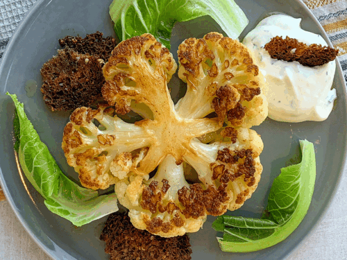 Karamellisert blomkål med Creme Fraiche og rugchips