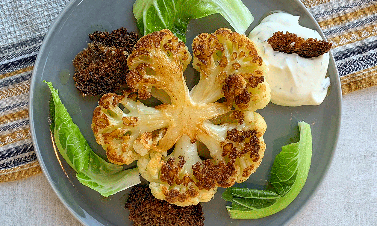 Karamellisert blomkål med Creme Fraiche og rugchips