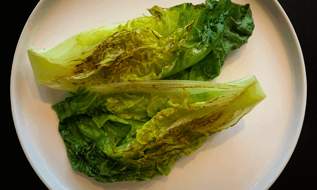 Hjertesalat på hvitt fat