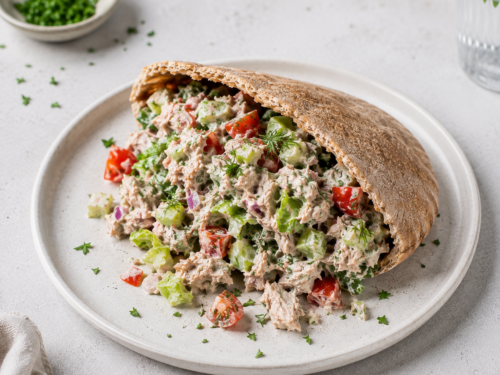 pitabrød påd tunfisksalat på hvit tallerken