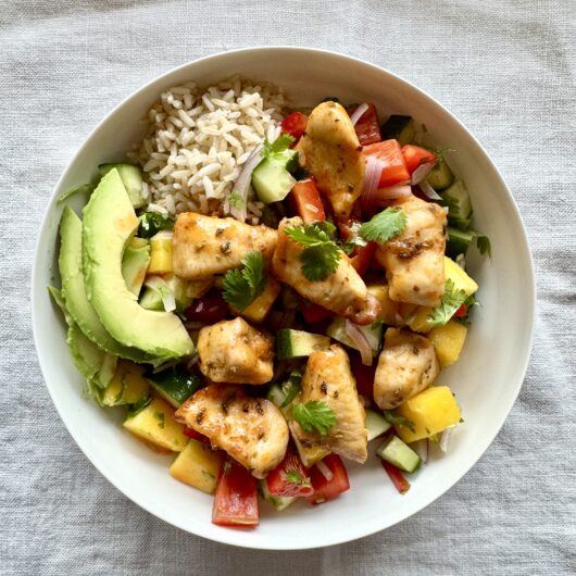 Kylling- og mangosalat med fullkornsris
