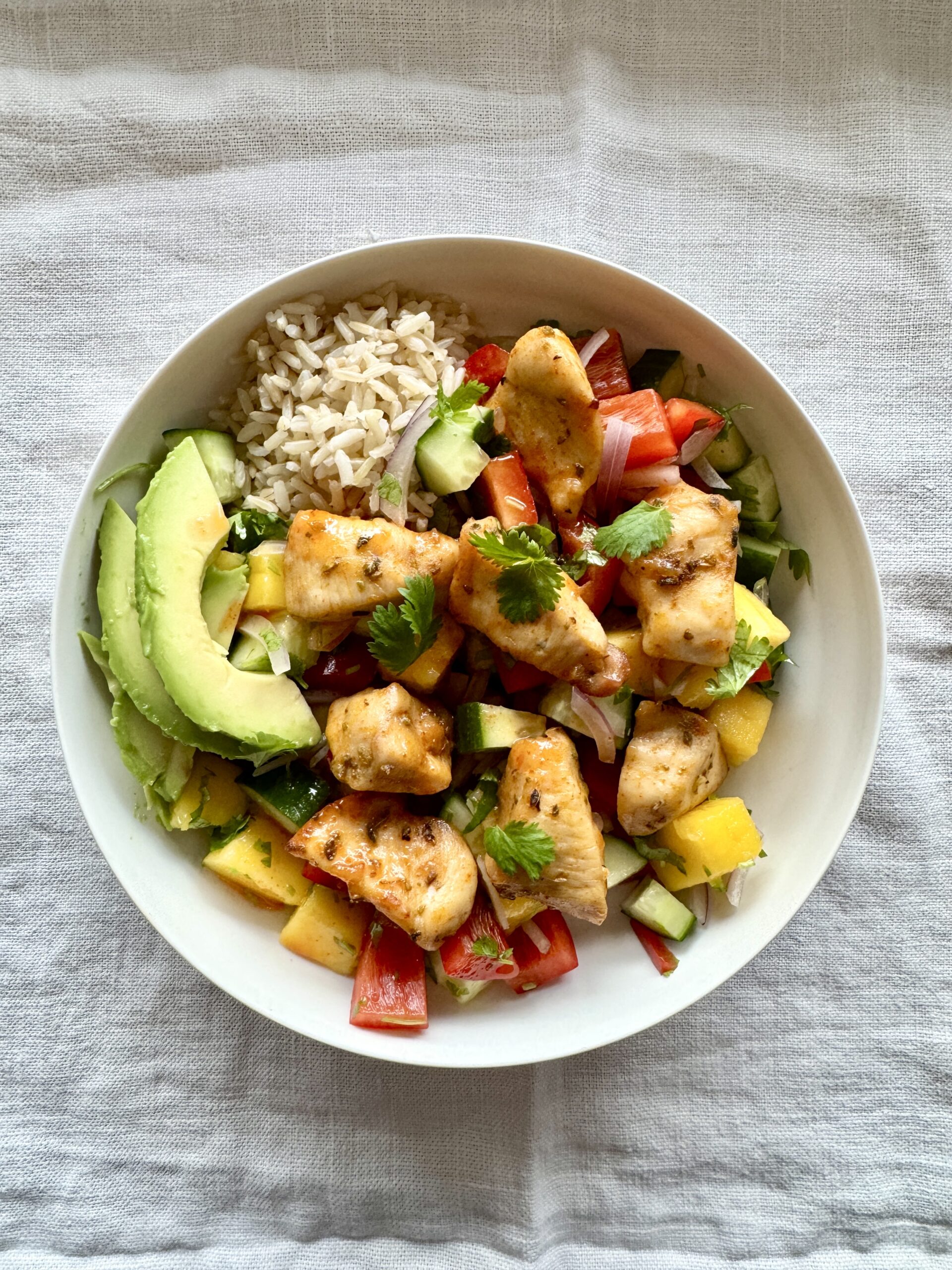 Kylling- og mangosalat med fullkornsris