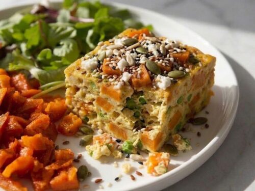 Feta- og søtpotetfrittata med kimchi og salat på hvit tallerken