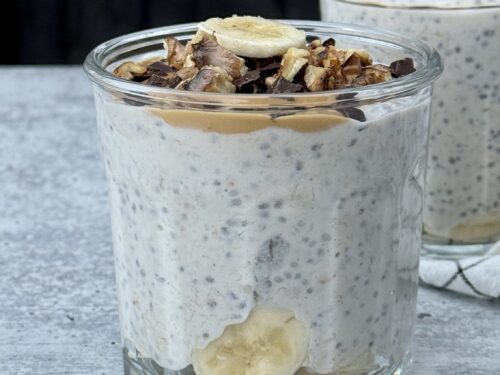 glass med chiagrøt med banan, sjokolade og nøtter