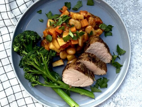 blå tallerken med svinefilet med tomatbønner