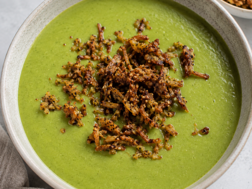 Brokkoli- og ertesuppe med tempeh i hvit skål