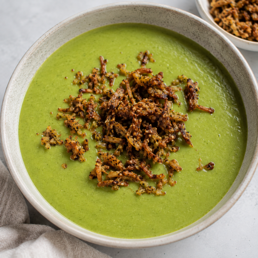 Brokkoli- og ertesuppe med crispy tempeh