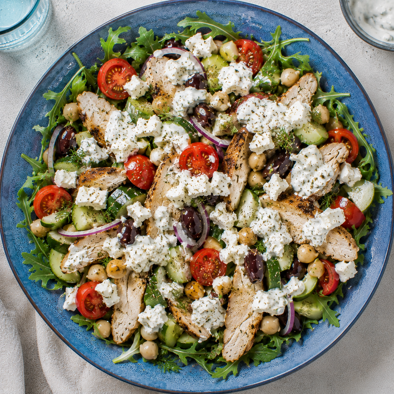 greska salat med kylling i blå skal