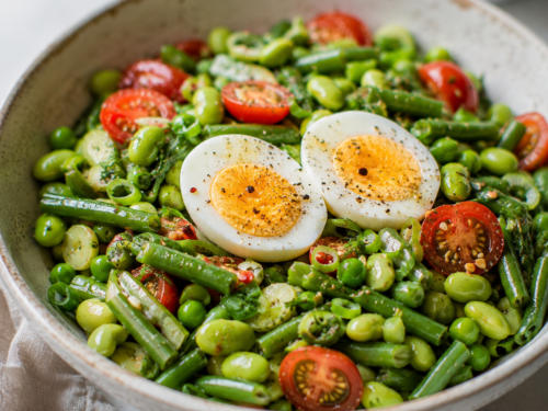 Grønn salat med edamame og bønner i beige skål