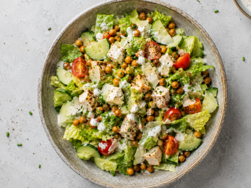 Cæsarsalat med kikertkrutonger i beige bolle