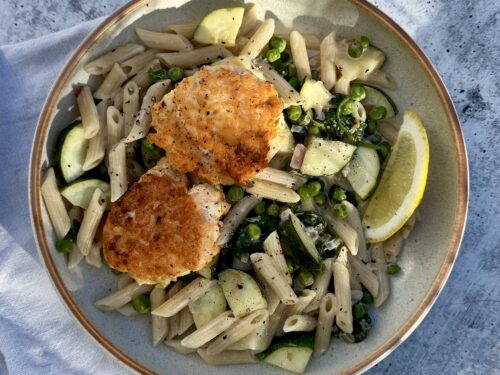 laksefiskekaker med kremet pasta i beige skål