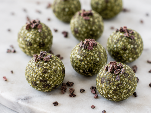 matcha power balls på marble brett