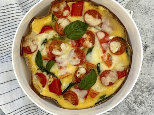 tortillapai med mozarella og grønnsaker i hvit form