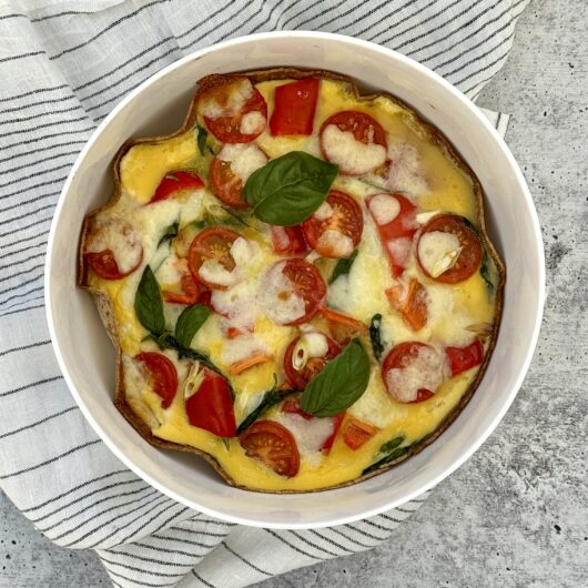 Enkel tortillapai med mozzarella og grønnsaker