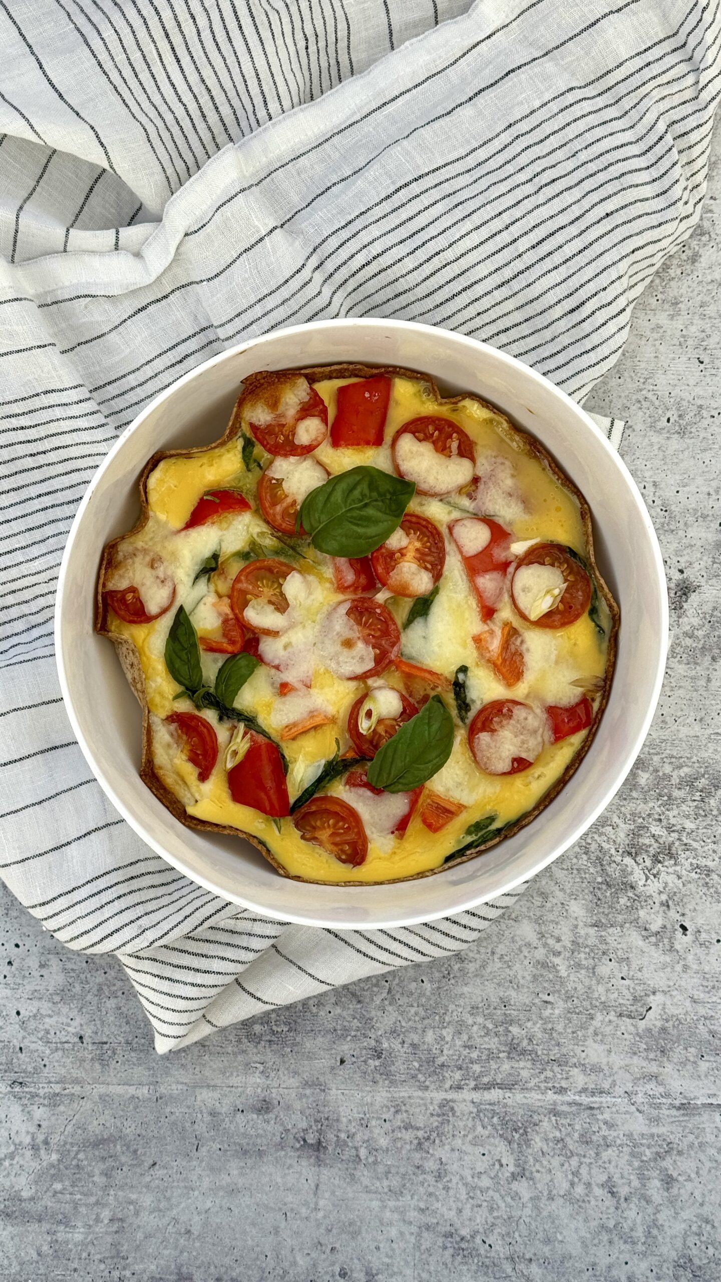 tortillapai med mozarella og grønnsaker i hvit form