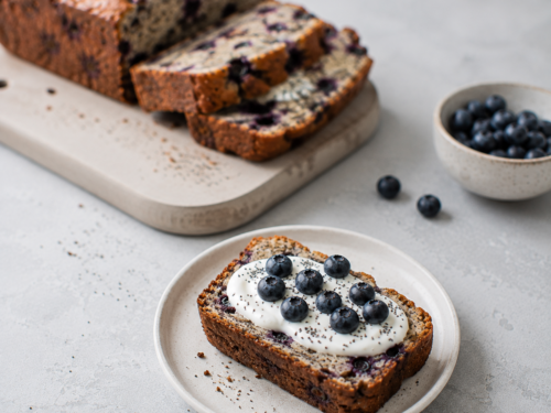 blåbærkake med yoghurt og bær på hvit tallerken