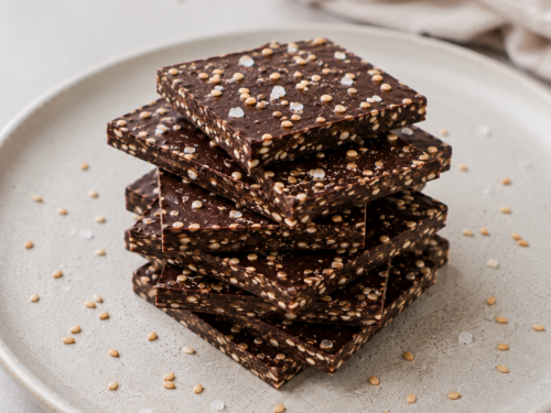 sesam- og sjokoladefudge på nøytral tallerken