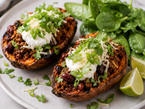 søtpotet med chili, yoghurt og koriander på hvit tallerken