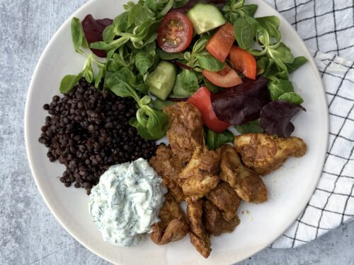 tandoorikylling, linser raita på hvit tallerken