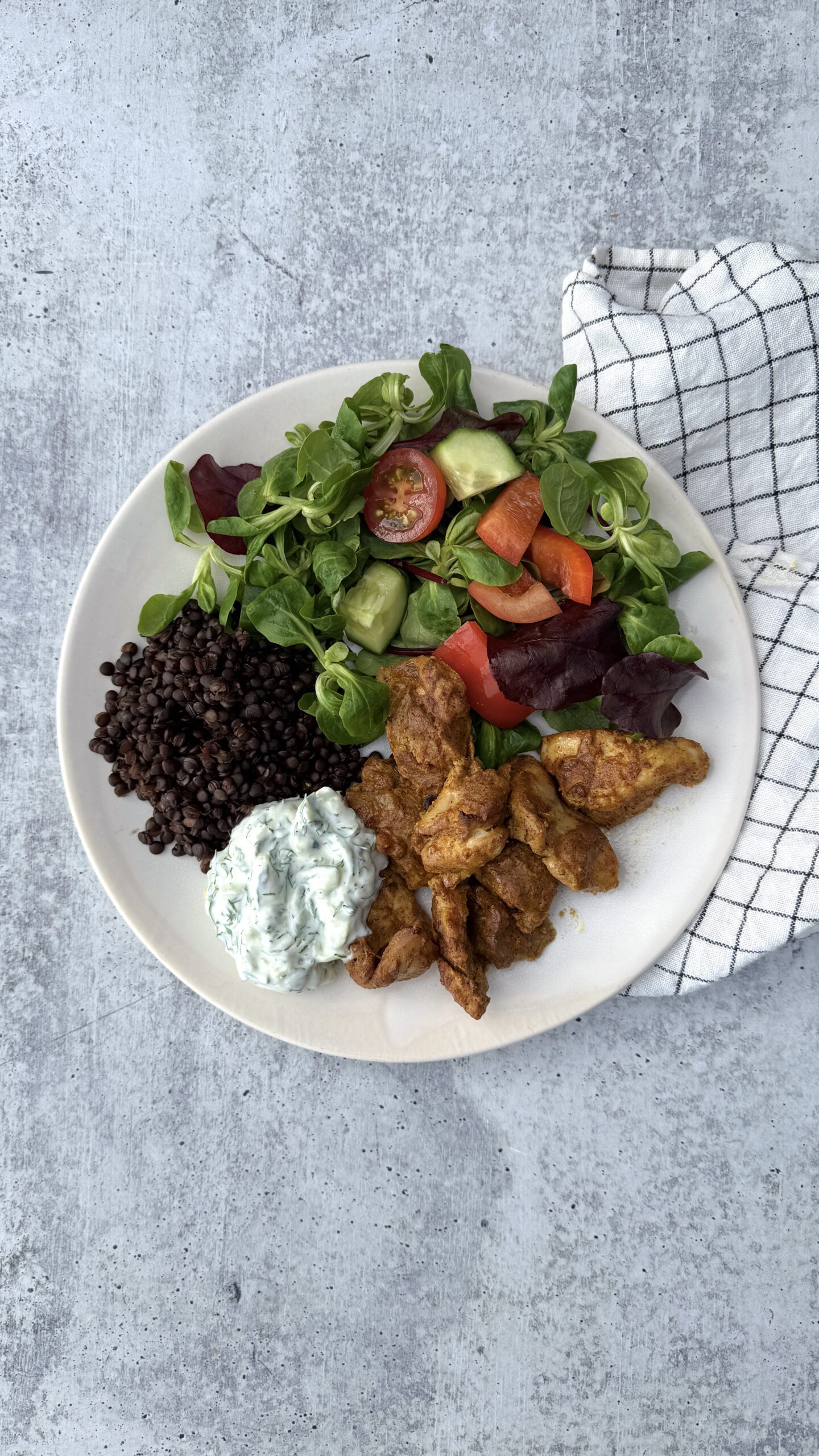 tandoorikylling, linser raita på hvit tallerken