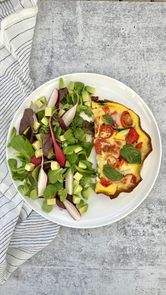 pai med grønnsaker og salat på hvit tallerken